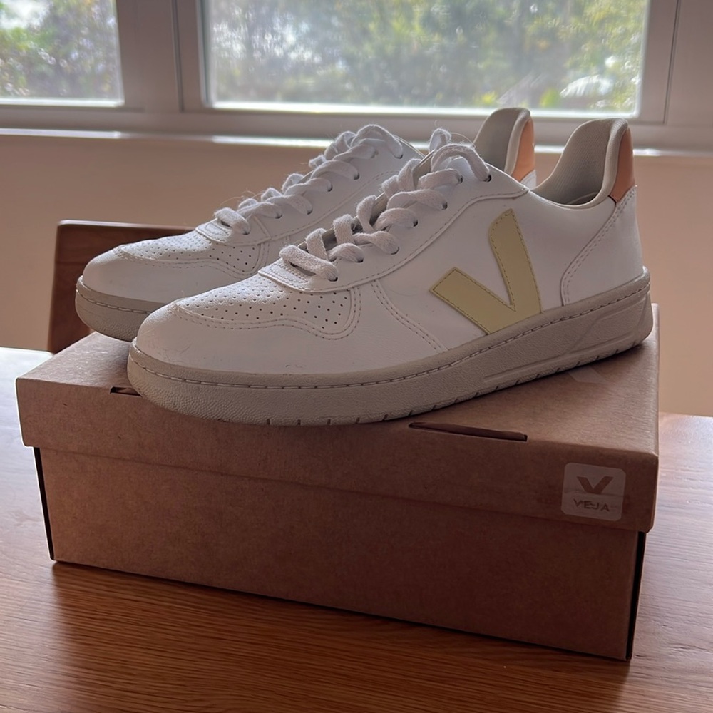 Veja V10 White Sun Peach